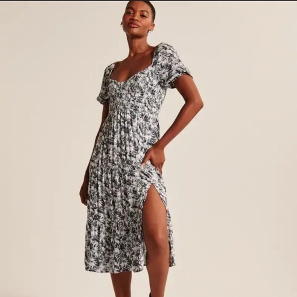 Abercrombie & Fitch Dresses & Skirts - Abercrombie & Fitch short sleeve smocked midi dress